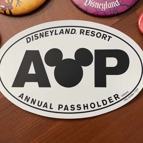 Disney Button bundle 6 with a AP magnet - Picture 2 of 8